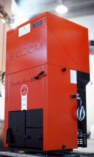 Spoľahlivosť kotla Biodom 21 je výsledkom dlhoročných investícií do vývoja vykurovacích systémov na biomasu a praktických skúseností s ich inštaláciou a údržbou. Biodom 21 je systém úplného spaľovania drevnej biomasy vrátane automatického zapaľovania, regulácie a podávania peliet.